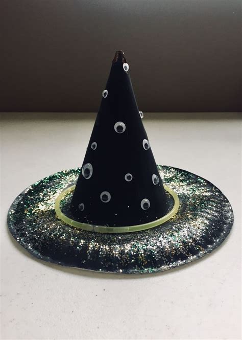 Halloween DIY: create a spooky paper plate witch hat with your kids